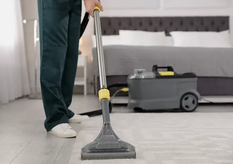 Homme MddN passe aspirateur