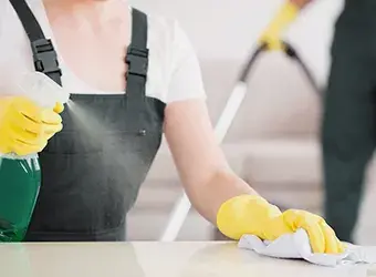 Ouvrier nettoyer plan de travail