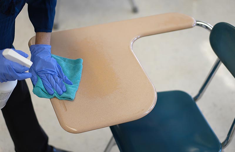 Nettoyage d'un banc de classe