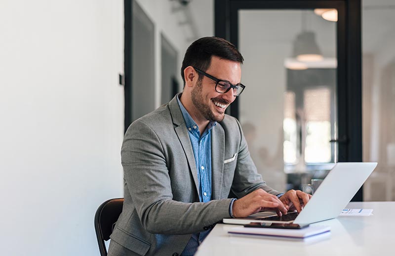 Travailleur heureux au bureau